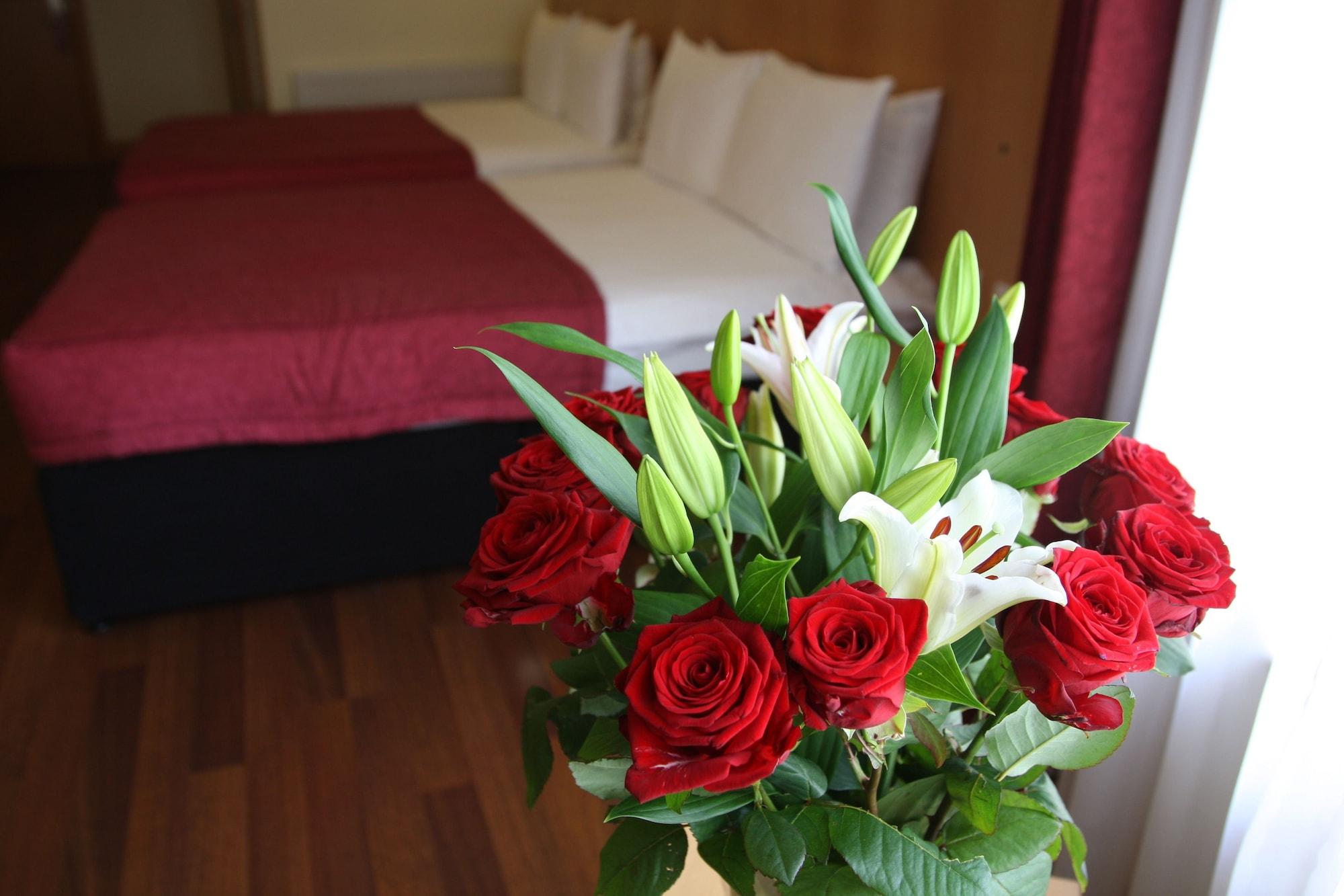 Station House Hotel Летеркени Екстериор снимка